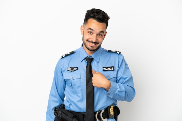 Homme caucasien de police isolé sur fond blanc avec une expression faciale surprise