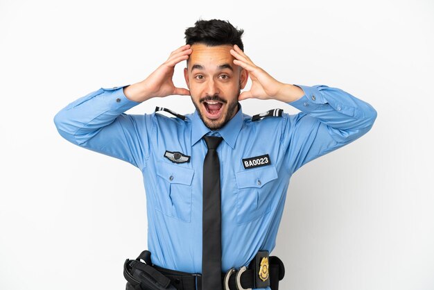 Homme caucasien de police isolé sur fond blanc avec une expression de surprise