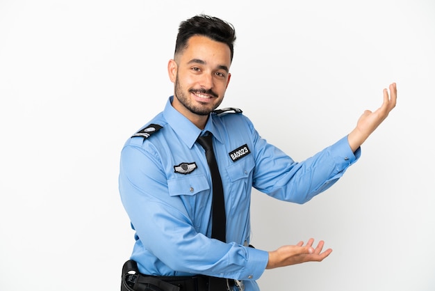 Homme caucasien de police isolé sur fond blanc tendant les mains sur le côté pour inviter à venir