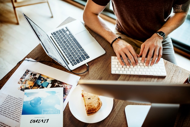 Photo homme caucasien, séance de travail