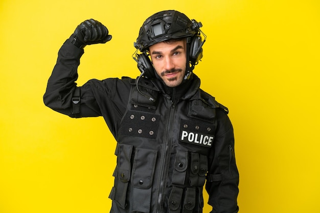Homme caucasien SWAT isolé sur fond jaune faisant un geste fort