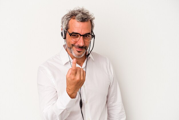 Homme caucasien de télévendeur d'âge moyen isolé sur fond blanc pointant du doigt vers vous comme s'il vous invitait à vous rapprocher.