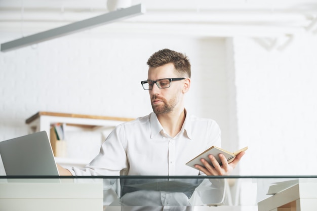 Photo homme caucasien travaillant sur le projet