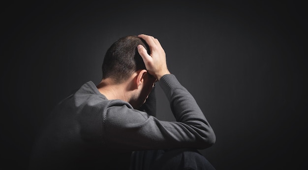 Homme caucasien triste et déprimé à la maison.