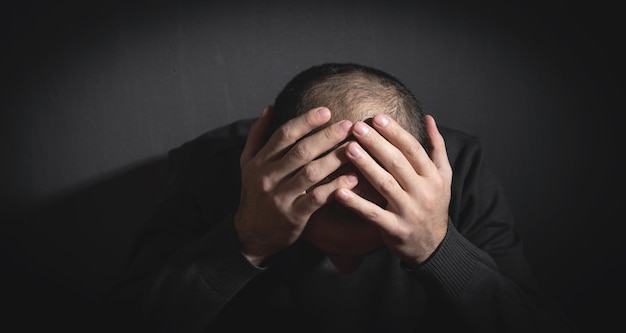 Homme caucasien triste et déprimé à la maison.