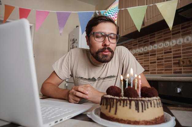 Homme célébrant son anniversaire en ligne en temps de quarantaine