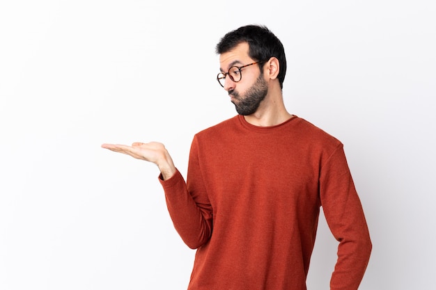 Homme, à, chandail rouge, poser