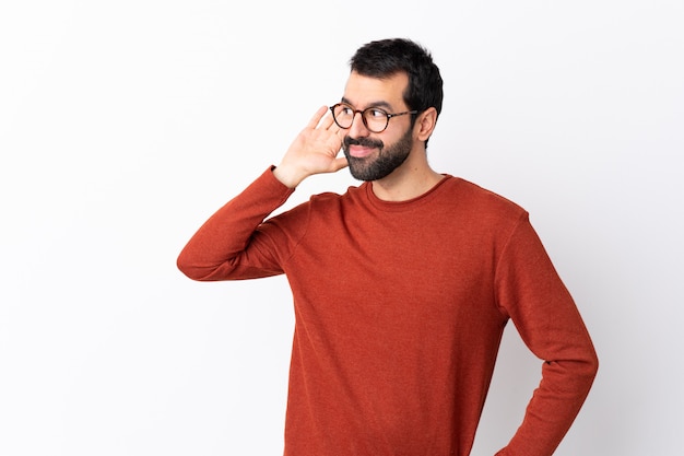 Homme, à, chandail rouge, poser