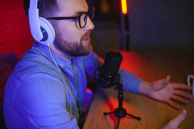 Homme chantant dans un studio d'enregistrement