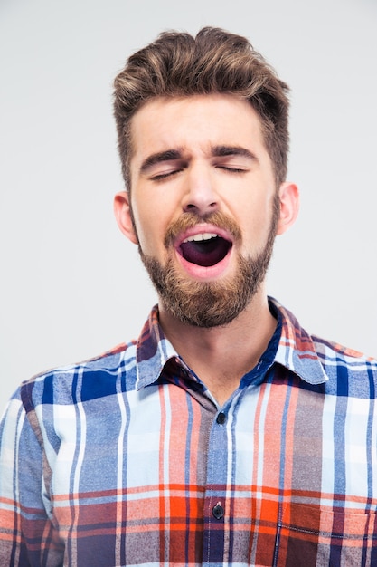 Homme chantant les yeux fermés