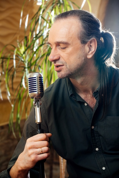 Photo homme chanteur avec microphone à l'ancienne