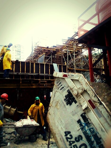 Photo un homme sur le chantier de construction