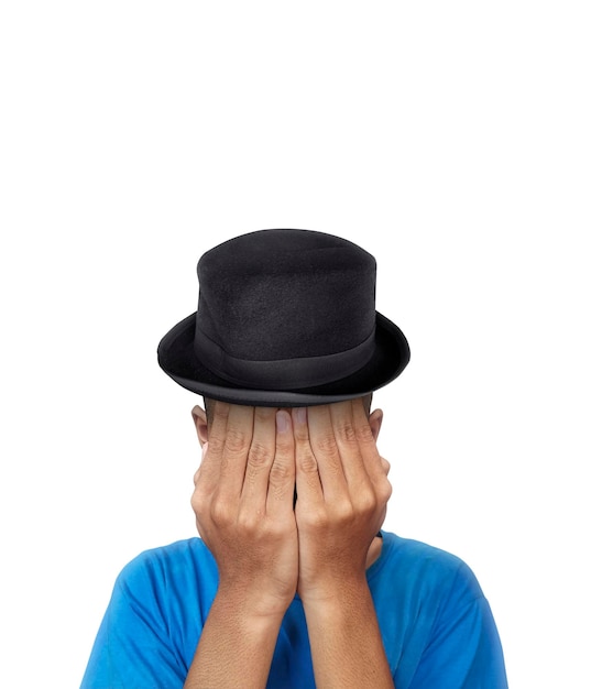 Homme avec chapeau vue de face sur fond blanc