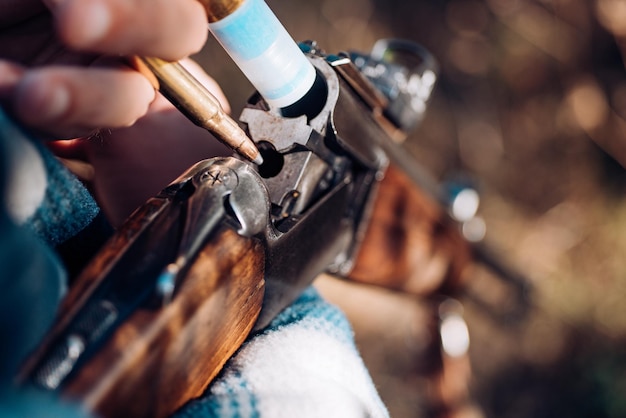 L'homme charge un fusil de chasse. Fusils de chasse américains. Chasseur avec fusil de chasse à la chasse.