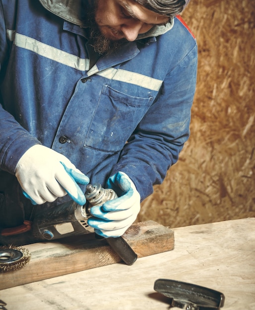 Homme charpentier dans la réparation de leurs outils de travail dans son atelier