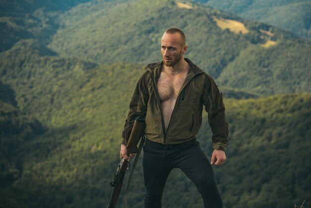 Homme chasseur avec un fusil homme avec un fusil à l'extérieur mode de vie actif chasseur avec un fusil de chasse fusil dans le