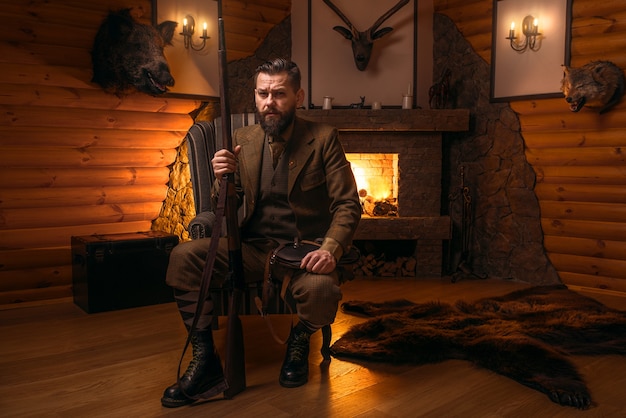 Homme chasseur vintage en vêtements de chasse traditionnels