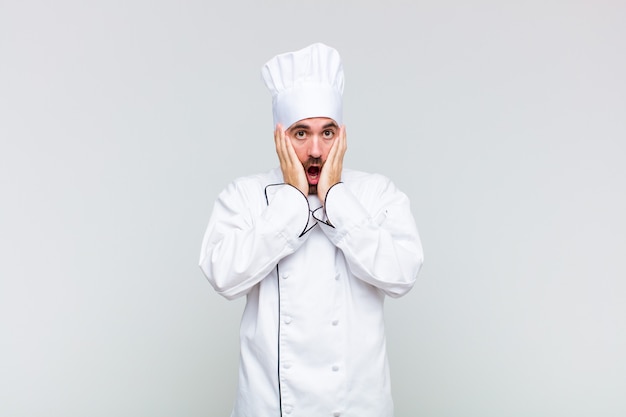 Homme chauve à la désagréablement choqué