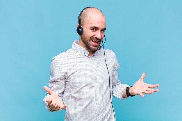 Homme chauve à la recherche de bonheur, arrogant, fier et satisfait de soi, se sentant comme un numéro un