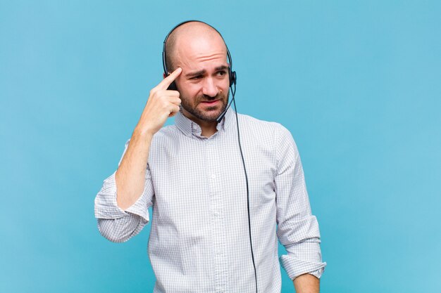 Homme chauve se sentant confus et perplexe