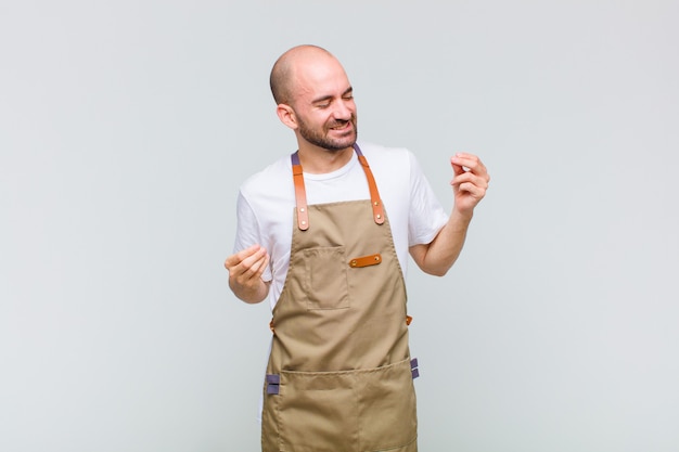 Homme Chauve Souriant, Se Sentant Insouciant, Détendu Et Heureux, Dansant Et écoutant De La Musique, S'amusant Lors D'une Fête