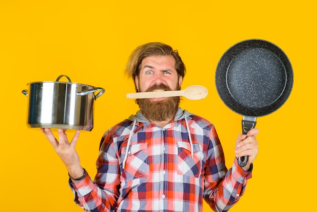 Homme chef fou avec poêle et casserole chef homme sérieux avec casserole cuisine ustensiles de cuisine