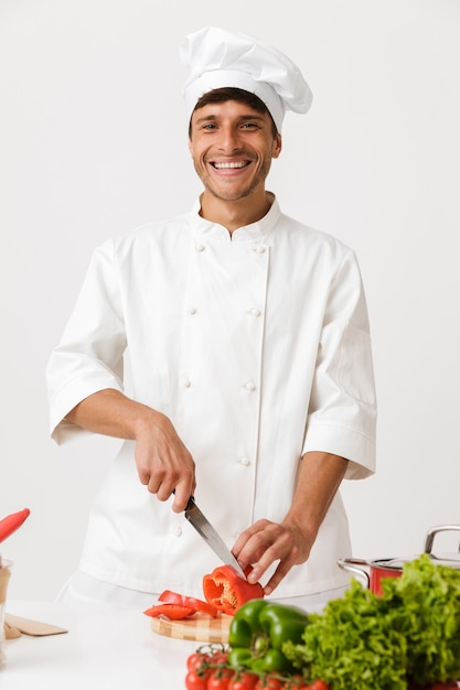 Homme de chef isolé sur mur blanc cuisson.