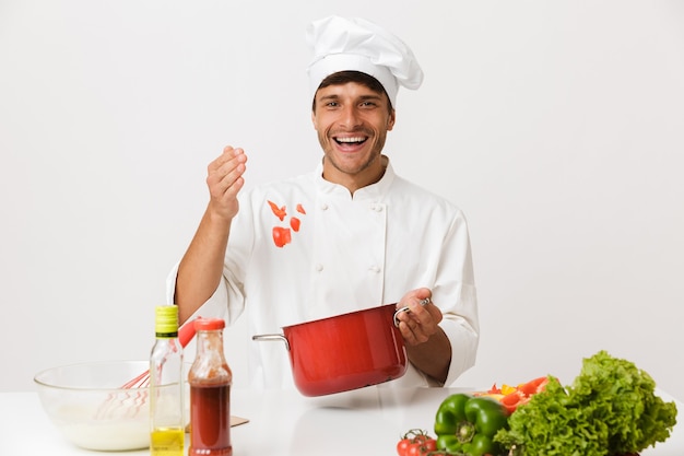 Homme de chef isolé sur mur blanc cuisson.