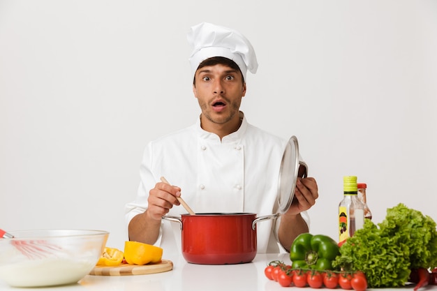 Homme de chef isolé sur mur blanc cuisson.