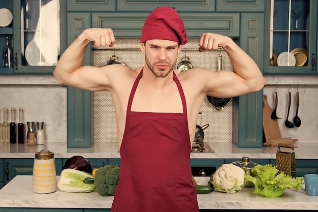 Homme chef en tablier sur torse sexy montrer biceps triceps