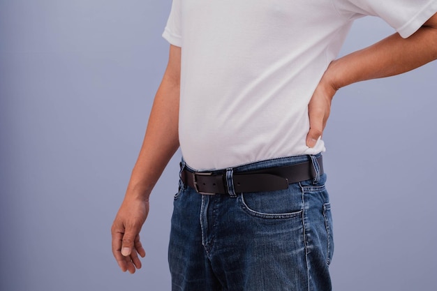 Photo un homme en chemise blanche montrant des douleurs au dos