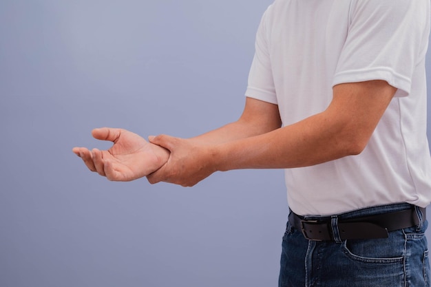 Photo un homme en chemise blanche montrant des douleurs au dos