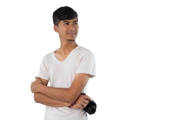 Un homme avec une chemise blanche qui dit "je suis photographe"