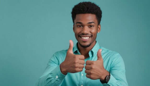 Un homme en chemise bleu bleu donne deux pouces vers le haut son sourire radieux et les yeux brillants transmettent la positivité et