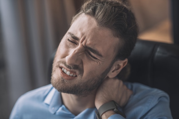 Homme en chemise bleue à la fatigue