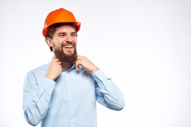 Homme en chemise bleue orange casque professionnel ingénieur en sécurité de la construction