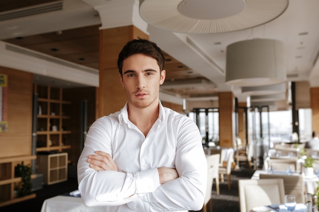 Homme en chemise avec bras croisés