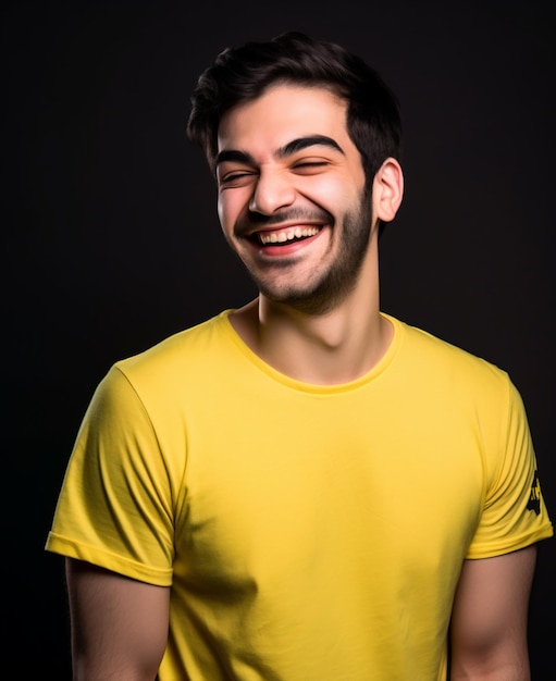 Un homme avec une chemise jaune qui dit "je suis un homme heureux"