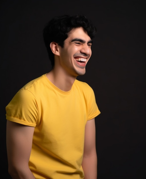 Un homme en chemise jaune sourit et rit.