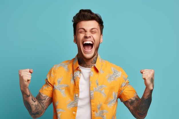 Un homme avec une chemise jaune