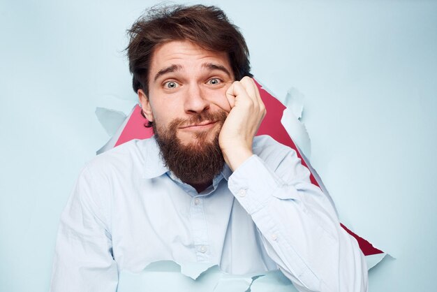 Un homme en chemise de manager regarde à travers le mur des émotions photo de haute qualité