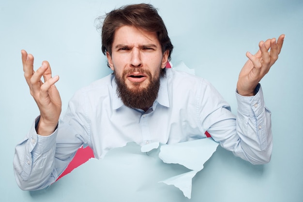 Homme en chemise sur le mur émotions style de vie amusant fête d'entreprise de bureau