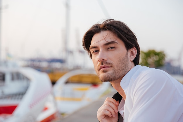 Homme en chemise. portrait en gros plan au port