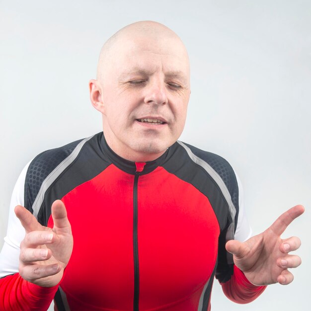 Homme en chemise rouge avec les yeux fermés