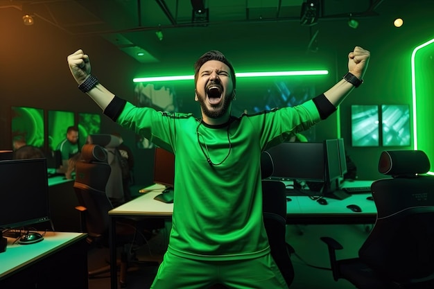 Un homme en chemise verte fait la fête dans une pièce sombre avec un feu vert qui dit "vert"