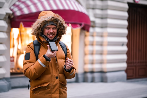 L'homme cherche au téléphone