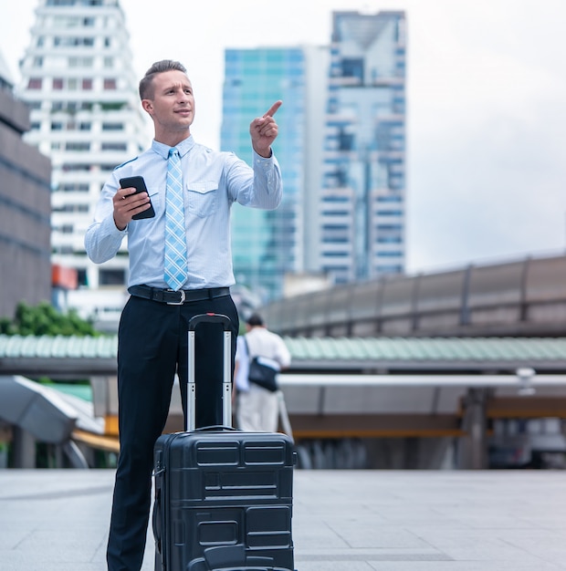 l&#39;homme cherche la direction de la carte de téléphone mobile