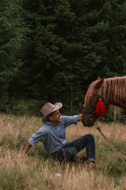 Homme et cheval en forêt