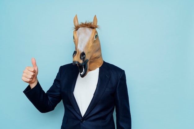 Homme de cheval avec les pouces vers le haut