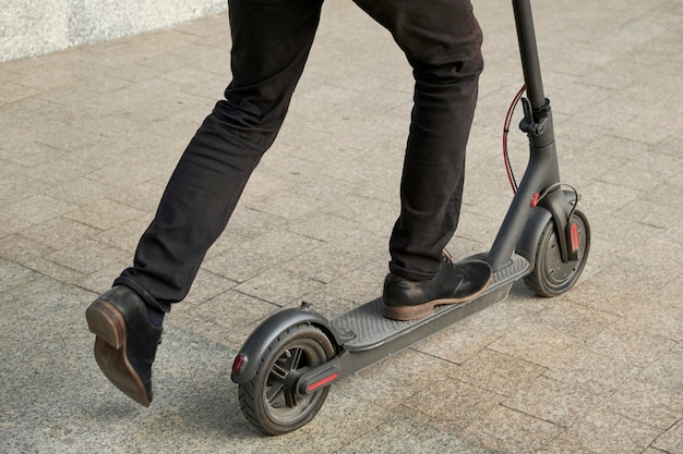 Homme à Cheval Sur Un Scooter électrique